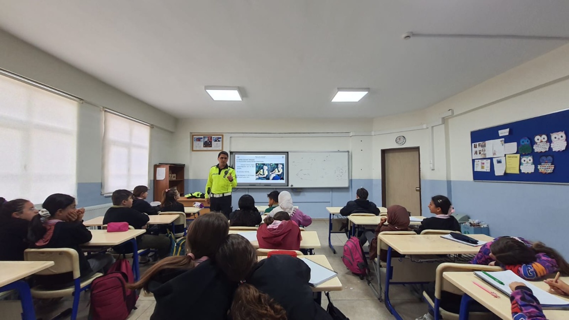 Okulumuz 7. Sınıf Öğrencilerine Trafik Polisliği ile İlgili Bilgi ve Trafik Eğitimi Verildi