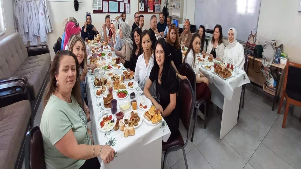 Okulumuzda Öğretmenlerimize Kahvaltı Düzenlendi